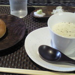 Sabou Sankirai - 蕎麦ランチのスープ、レーズンパン