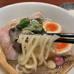 酒肴場 屯 - 三河屋製麺の多加水中太麺はツルモチ食感