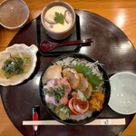 みのり鮨 - ランチ: 海鮮ちらし1540円税込 (小鉢・茶碗蒸し・お椀・デザート付き)