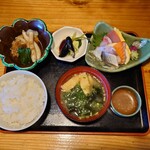 西丸 - トレーの上の料理