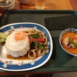 タイ居酒屋 トンタイ - イカのガパオライス￥880とミニレッドカレー￥130