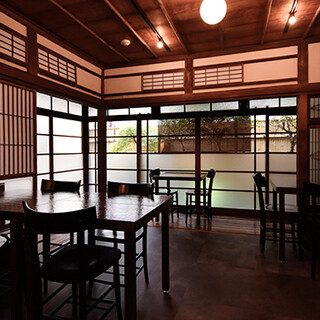 Relax in a calm space with a Japanese and Western feel.