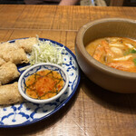 アジアン食堂 シロクマ - 揚げ春巻きとトムヤムクン