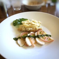 グランカフェ - 10月：博多華味鶏とトマトのバジル仕立て、バジルソースと宮崎県産日向鶏のクリームマカロニグラタン。 ボリュームもあり、普通に美味しいそうです。