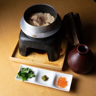 Tempura with fresh Hokkaido vegetables fried in rice oil. Freshly cooked Kamameshi (rice cooked in a pot) is also delicious.