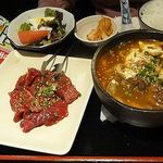 焼肉＆BAR 十炭 - 連れのうどん定食　　ロース