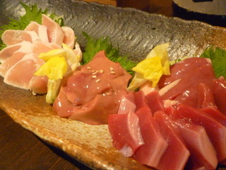 Sumiyaki Yakitori Mamechou - 新鮮な三河鶏のお刺身の盛り合わせ