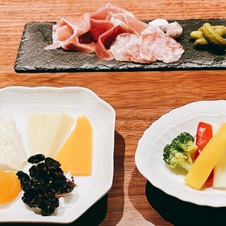 お酒に合うおつまみも充実◎限定メニューもお見逃しなく