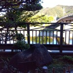 赤福 - 五十鈴川を眺めていただきました