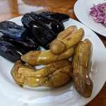 手打ち大石田そば　きよ - 無料お通しの漬物(茄子漬けと茄子辛子漬け)