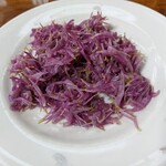 手打ち大石田そば　きよ - 無料お通しの漬物(菊の花漬け)