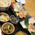 大かまど飯 寅福 - アサリご飯と生姜焼と赤魚の定食。