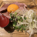 Kannai Motsuyaki Nonki - 「レバユッケ」食感良し。味付け良しで病みつきになりそう。