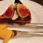 森のらくだ - 黒いちじくタルト