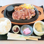 高松カントリー倶楽部 - サーロインステーキ、小鉢、ご飯、味噌汁、漬物