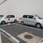 蓬来軒 - お店の斜向かいにある駐車場（2台分）