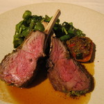 ラ・ターブル・ド・トリウミ - 豪州産 仔羊骨付背肉のロースト 伝統の香草風味