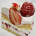 菓子工房 アントレ - 断面ですｗ　いちごの切り口とｸﾘｰﾑの切れ具合でわかるとおり、かなり切れる刃物で切りましたが、見事にいちごがめり込みました　（笑　　雲みたいなｹｰｷです（＾ω＾）