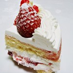 菓子工房 アントレ - スポンジの外側は赤いものがしみたような色ですｗ　しっとりしたｽﾎﾟﾝｼﾞですが、ｸﾘｰﾑよりｽﾎﾟﾝｼﾞのほうが潰れやすいです（＾＾；；　ｺﾚ好きです（＾ω＾）