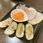 Bistrot33 santrois - 前菜盛合せ：リエット レバームース 生ハム ロースハム キャロットラペ