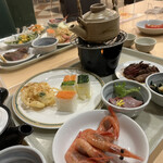 Roiyaru Hoteru - 夕食です。あまり取ってません。実際は豊富なメニューです。土瓶蒸しが人気でした。