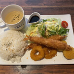 Industrial - ◎ 金曜ふらいDayランチ¥690
      　　フライは美味しいけど、ご飯がヤバイ・・・