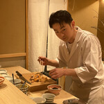 日本料理 研野 - 鱒をほぐす