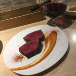 Donostia Comeru。 - 追加ドリンクは赤ワイン。大和牛のブランチャ(ステーキ)2200円。上質な赤身肉にロメスコソース(ナッツとパプリカ)がガチうま！
