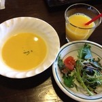 洋食わいぱ - ランチのスープとサラダ♬
スープはかぼちゃでした。
