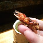 天寿し - カリカリに焼いた海老の頭。リフトぉ(^o^)/