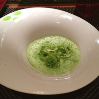 ラトリエ ドゥ ジョエル・ロブション - 新玉ねぎのフランにサラダ菜？をアワアワしたもの。