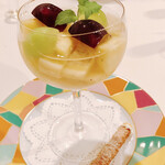 アカーチェ - ジェラートが入ったフルーツのスープ仕立て