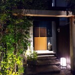 炭火割烹 白坂 - お店の入口