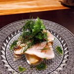 炭火割烹 白坂 - ⚫「サワラ燻製　じゃがいも　ハーブ」まさか！サワラとじゃがいもの組合せがよく合うの