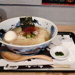 うしお - 本日は、”動物系を一切使わず思いっきり和に振り切ったここでしか味わえない”とする、お店人気No.1メニューの”鯛出汁らーめん”をいただきました。