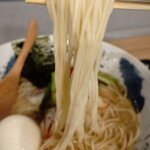 うしお - 淡く琥珀色した半透明の”スープ”から引き上げた”麺”は、ストレートのしなやかな”中細麺”、程良く”スープ”に絡み、気持ちの良い喉越しです。