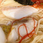 うしお - ”切り身の真鯛”はお刺身で食べられるものを、”鯛出汁”でサッと湯通しし、”らーめん”に乗せています。