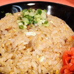 うしお - 水分量多めの”チャーハン”です。お店の説明からは、”あえて調理の途中で”潮ダレ”を加え、魚介の風味、旨みが、米粒に纏わりついたシットリとした”焼きめし”にしている”とのことです。