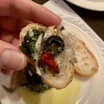 西洋厨房 ラ・ダム・ヒロ - バケットと小鰯のアヒージョは相性抜群。