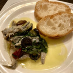 西洋厨房 ラ・ダム・ヒロ - バケットと小鰯のアヒージョ