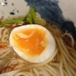 うしお - ”味玉”、お店では日本料理で言うところの”お浸し”と位置づけ、試行錯誤を繰り返してきたお店拘りの一品です。