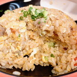 うしお - ”湘南焼きめし”自体の具材は、大きめにカットされた”刻みレアチャーシュー”、”玉子”と”小口切りネギ”と至ってシンプルです。お米、一粒一粒に味が染み渡り、食感はフンワリとしています。