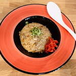 うしお - ”湘南焼きめし”、大きなリム皿での提供です。トップに”刻みネギ”を乗せ、サイドには”紅生姜”を添えています。