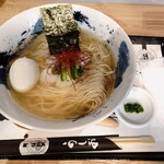 うしお - ”鯛出汁らーめん”のトッピングは”真鯛の切り身”、”焼海苔”、縦切りで綺麗に切り揃えた”ワケギ”、”糸唐辛子”、そして”柚子胡椒”、そして追加の”味玉”です。”ニラペースト”は別皿で提供されます。