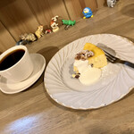 月のひなた - 安寧芋とラムレーズンのチーズケーキ¥520・コーヒー¥480