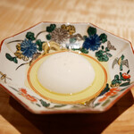 膳処末富 - ●燻製のババロア
      甘みに響く塩味。ウイスキー樽の燻製をかませたオリーブオイルが抜群の薫香を放つ。
      室井さんで頂いたピスタチオアイスを思い出させる香り。