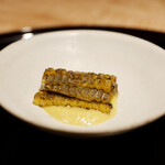 膳処末富 - ●とうもろこしとピューレ
      静岡藤枝の竹で燻したとうもろこしに冷たいピューレをあしらって。