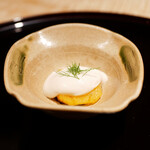 膳処末富 - ●柿の白和え
      このあとの一品につなげるための絶妙な口休め。