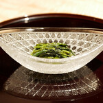 膳処末富 - ●藁焼きした冷製空芯菜
      焚き火台で薪をベースに藁で炒めたものを冷製に。