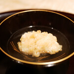 膳処末富 - ●お椀：鱧（淡路）
      3年熟成の利尻昆布で取ったお出汁に浮かぶ揚げた鱧。